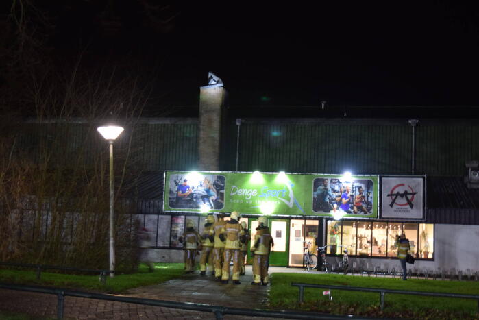 Schoorsteenkap sportschool kapot door harde wind