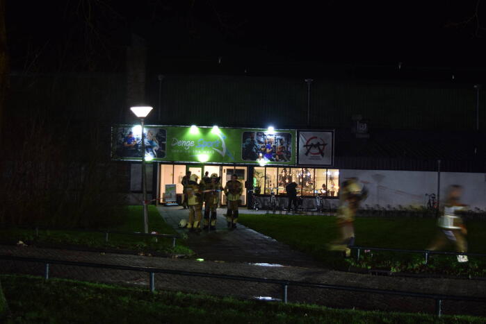 Schoorsteenkap sportschool kapot door harde wind