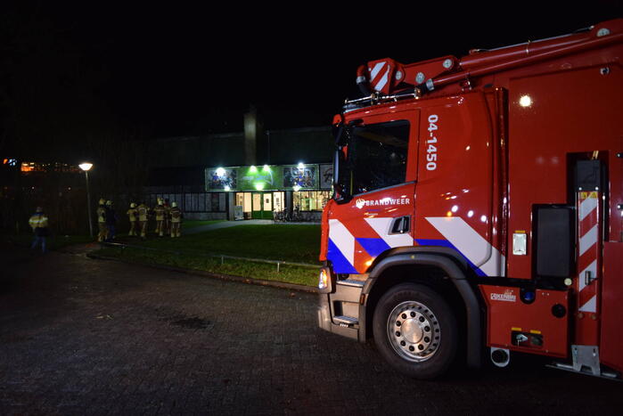 Schoorsteenkap sportschool kapot door harde wind