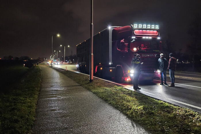 Auto belandt op zijkant in sloot na botsing met vrachtwagen