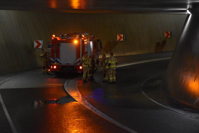 Brandweer verhelpt wateroverlast in tunnel