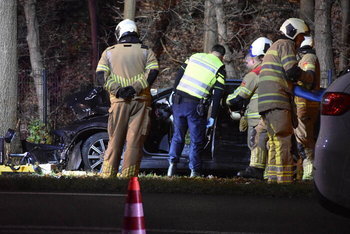 Auto klapt frontaal op boom, traumahelikopter ingezet