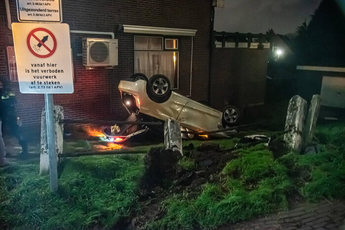 Jongeren belanden met auto in tuin woning