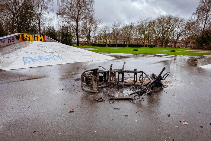 Scooter brandt volledig uit op skatepark