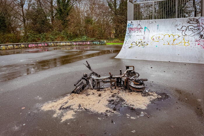 Scooter brandt volledig uit op skatepark