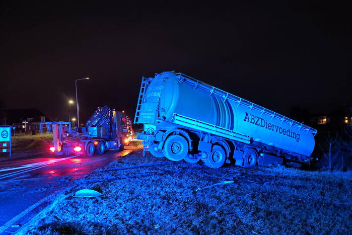 Vrachtwagenchauffeur verliest macht over stuur en belandt in sloot