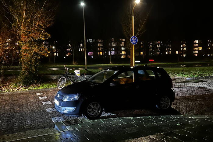 Fietser en automobilist botsen op kruising