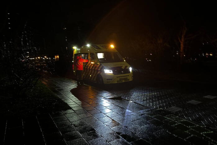 Fietser en automobilist botsen op kruising