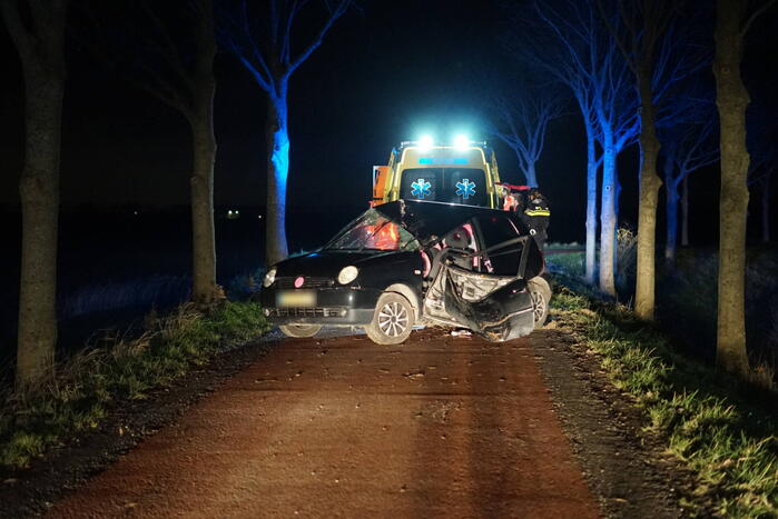 Gewonde nadat personenauto tegen boom botst