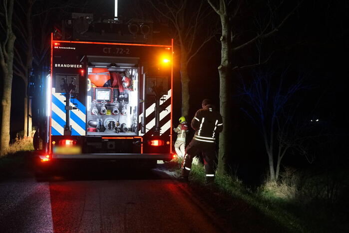 Gewonde nadat personenauto tegen boom botst