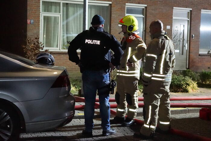 Man zit gewond op dak van schuur na mogelijk steekincident