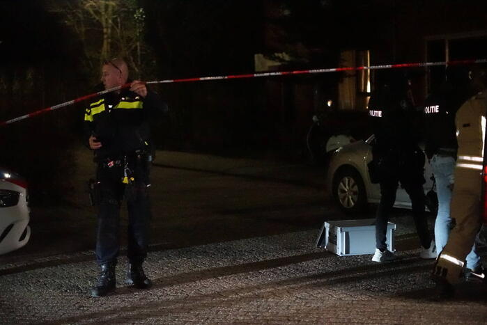 Man zit gewond op dak van schuur na mogelijk steekincident