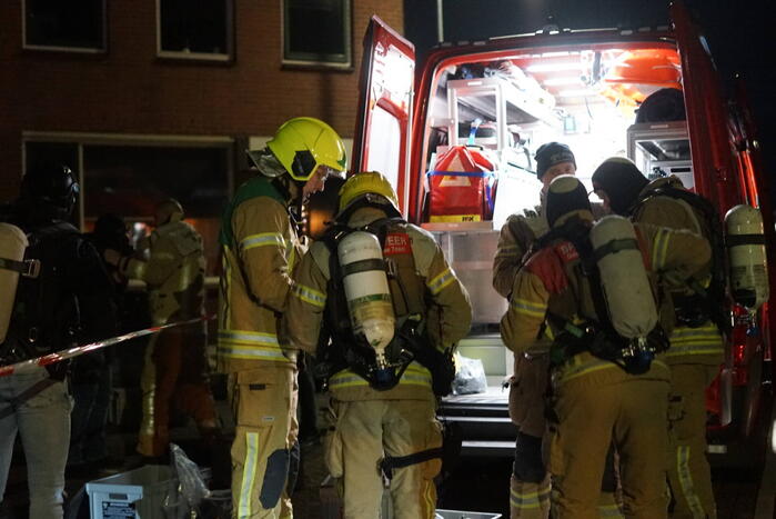 Man zit gewond op dak van schuur na mogelijk steekincident