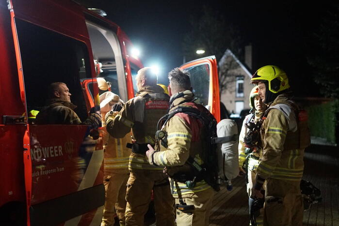 Man zit gewond op dak van schuur na mogelijk steekincident