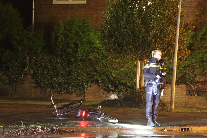 Automobilist rijdt door na botsing met fietser