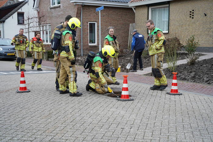 Brandweer doet onderzoek naar benzinelucht in meerdere woningen
