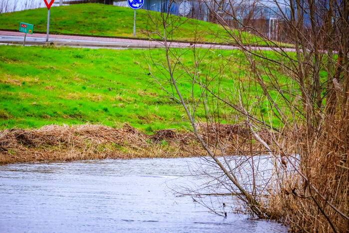Auto gaat kopje onder