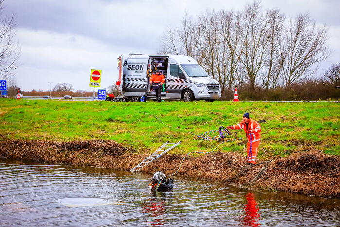 Auto gaat kopje onder