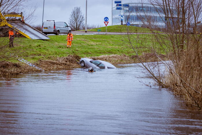 Auto gaat kopje onder