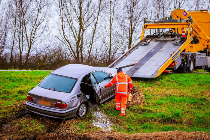 Auto gaat kopje onder