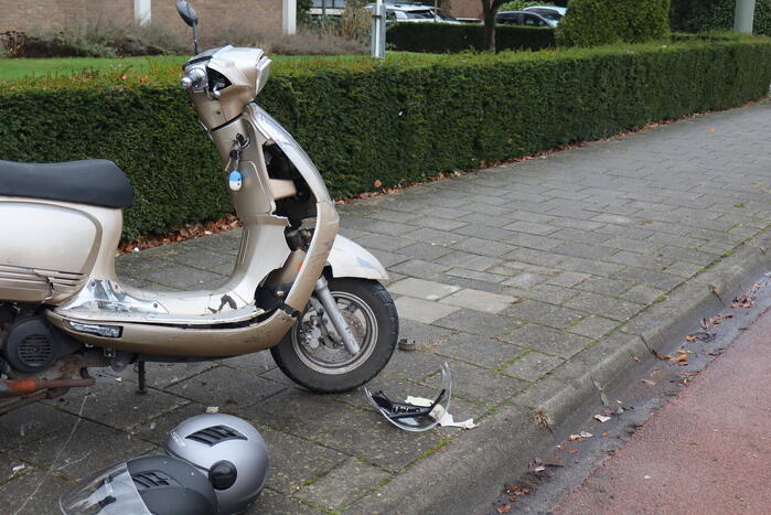 Schade bij ongeval tussen scooterrijder en automobilist