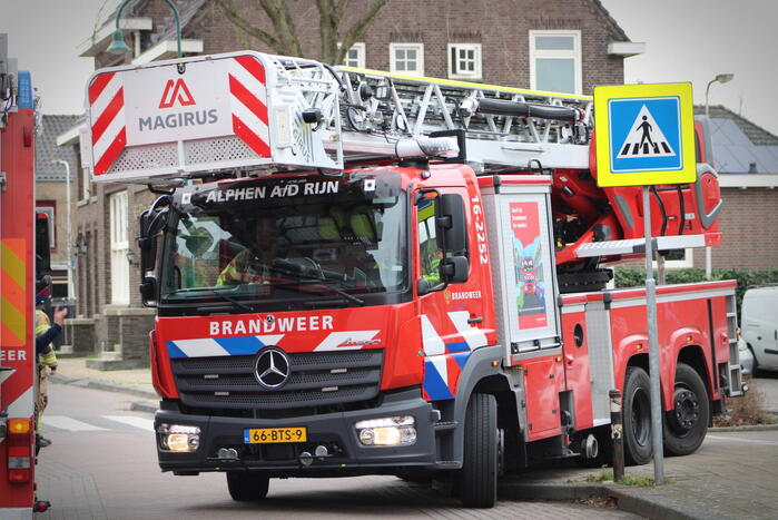 Brandweer zet loshangende zonnescherm vast