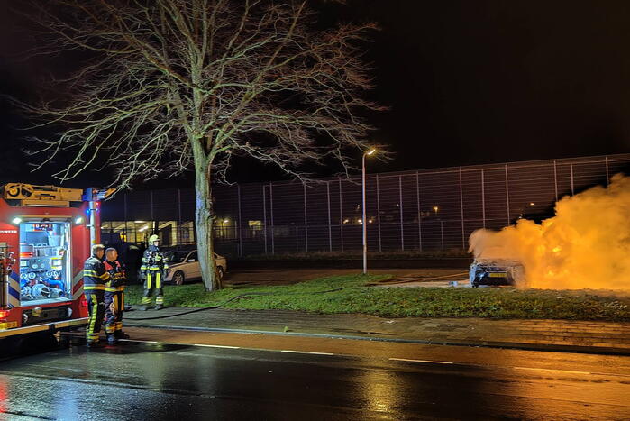 Geparkeerde auto volledig uitgebrand