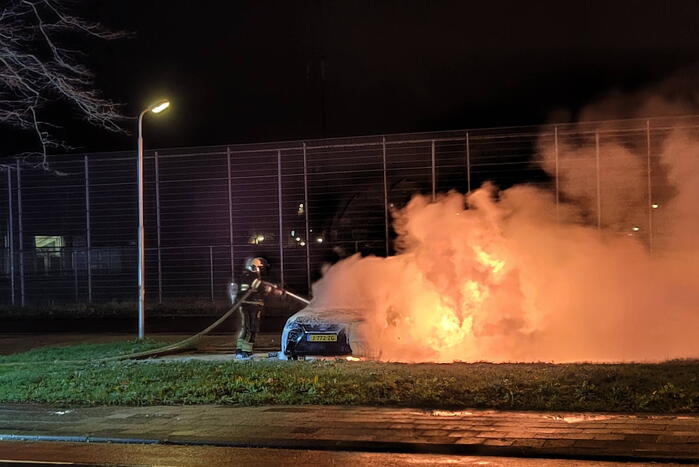 Geparkeerde auto volledig uitgebrand