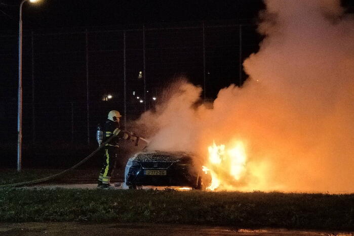 Geparkeerde auto volledig uitgebrand