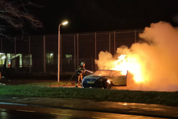 Geparkeerde auto volledig uitgebrand