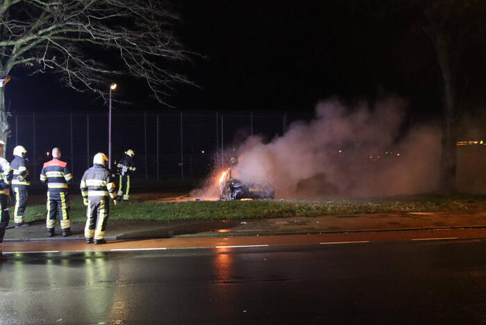 Geparkeerde auto volledig uitgebrand