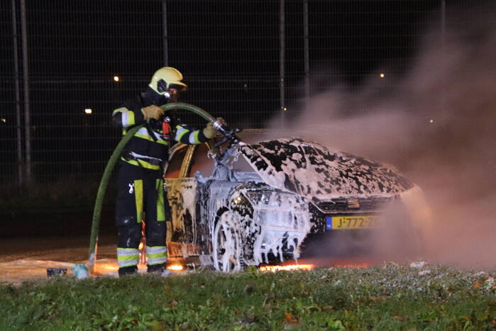 Geparkeerde auto volledig uitgebrand
