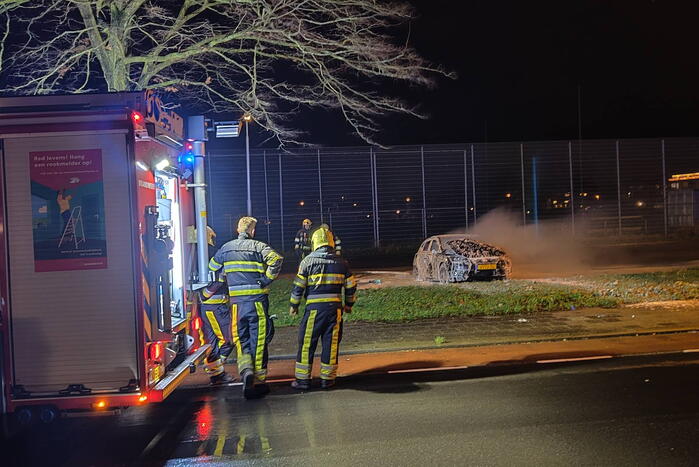 Geparkeerde auto volledig uitgebrand