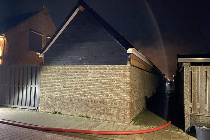 Flinke rookontwikkeling bij brand in schuur