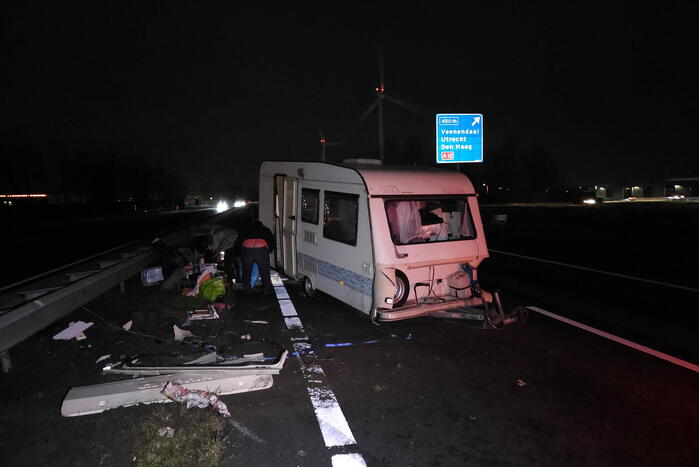 Ravage op snelweg door ongeval met caravan