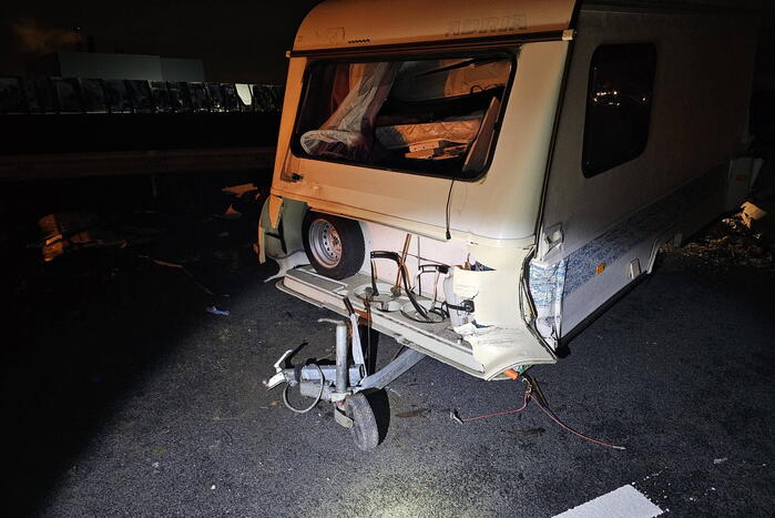 Ravage op snelweg door ongeval met caravan