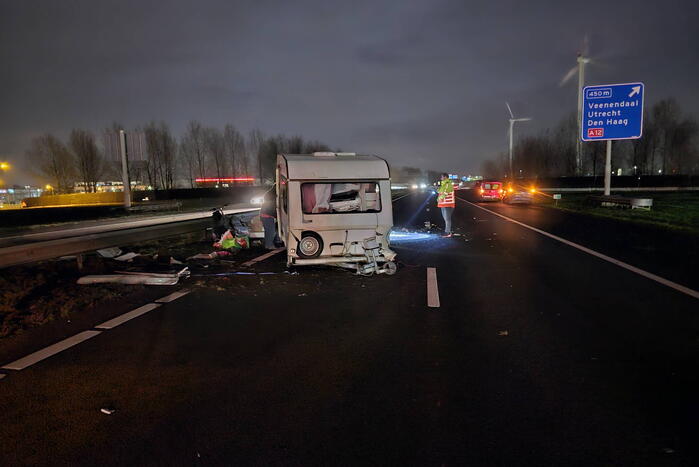 Ravage op snelweg door ongeval met caravan