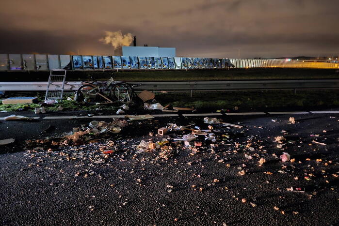 Ravage op snelweg door ongeval met caravan