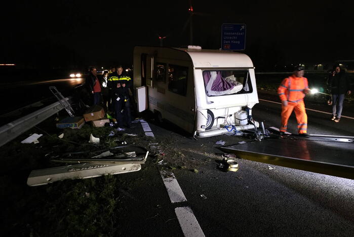 Ravage op snelweg door ongeval met caravan