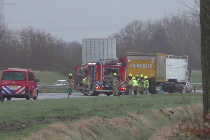 Meerdere voertuigen botsen en trailer raakt los