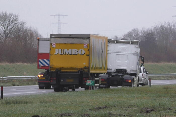 Meerdere voertuigen botsen en trailer raakt los
