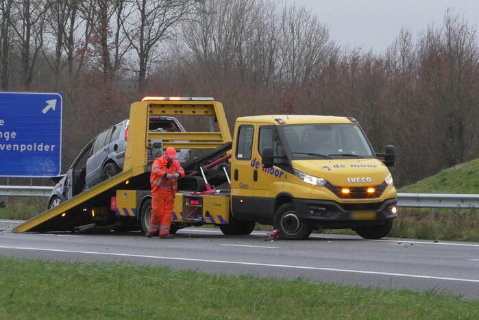 Meerdere voertuigen botsen en trailer raakt los