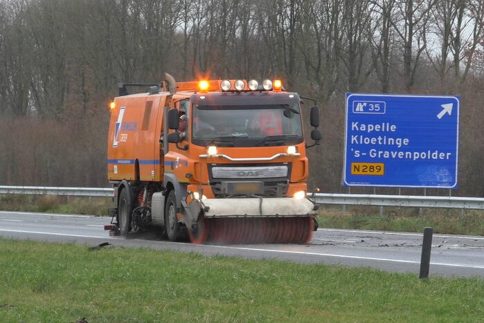 Meerdere voertuigen botsen en trailer raakt los