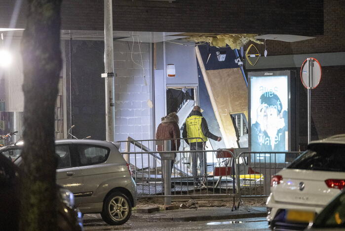 Veel schade door plofkraak bij geldautomaat