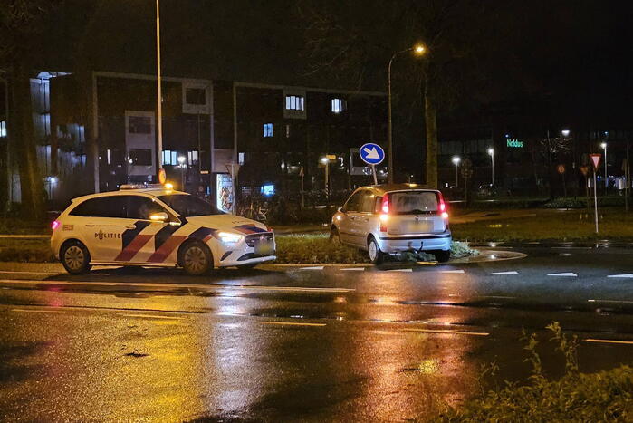 Automobilist neemt bocht te kort en rijdt tegen verkeersbord