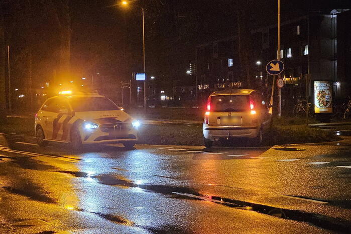 Automobilist neemt bocht te kort en rijdt tegen verkeersbord