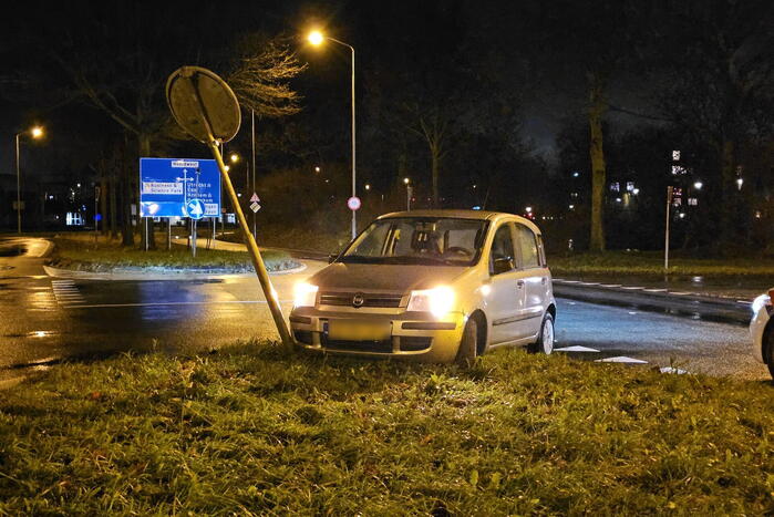 Automobilist neemt bocht te kort en rijdt tegen verkeersbord