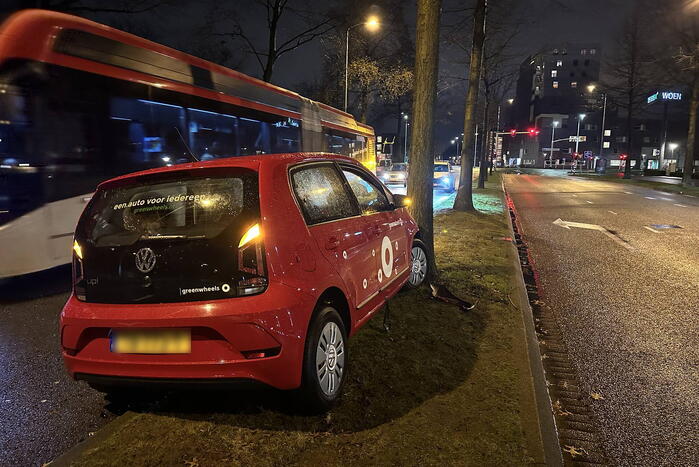 Bejaard echtpaar gewond bij botsing tegen boom