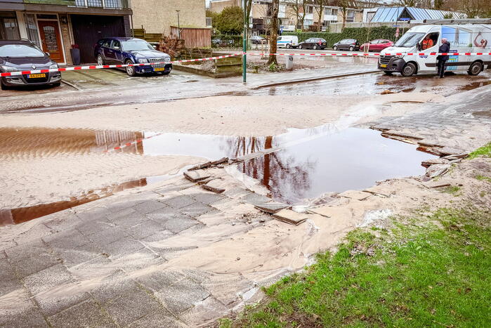 Straat afgesloten door waterleidingbreuk