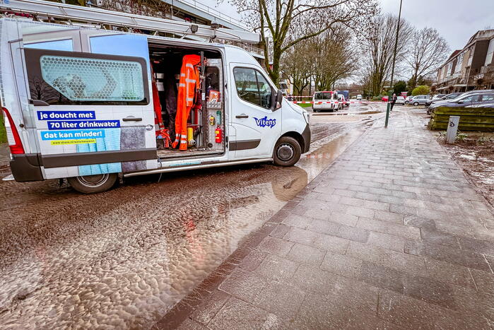 Straat afgesloten door waterleidingbreuk